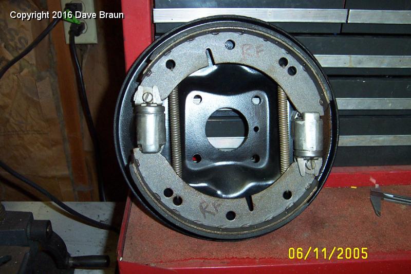 MGTD15470/Brakes/Right front brake shoes installed